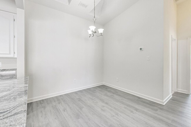 Building Photo - Fully Renovated - Top Floor 2BD/2BA Condo ...