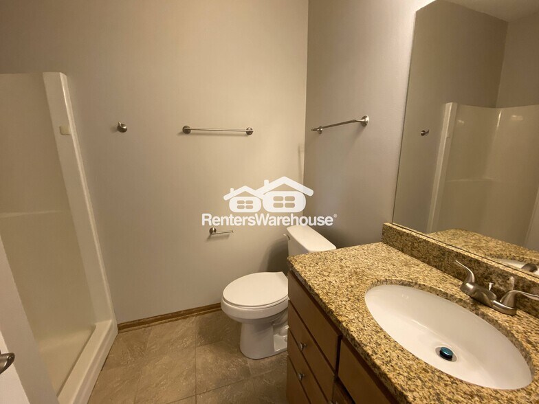 Building Photo - 2000 Meadow Ct