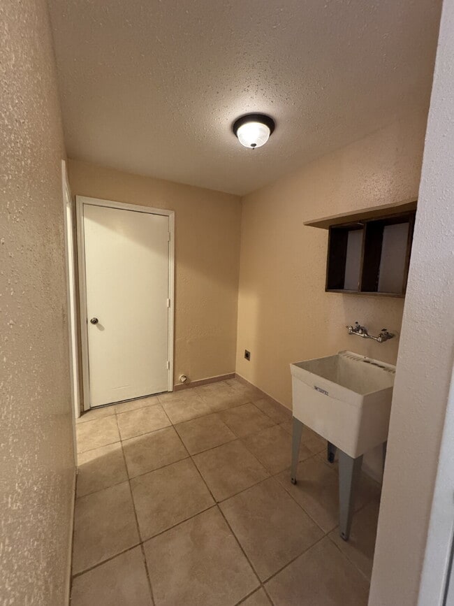 Building Photo - Water, sewer, garbage and landscaping is included. Clean 3-bedroom 2 bath