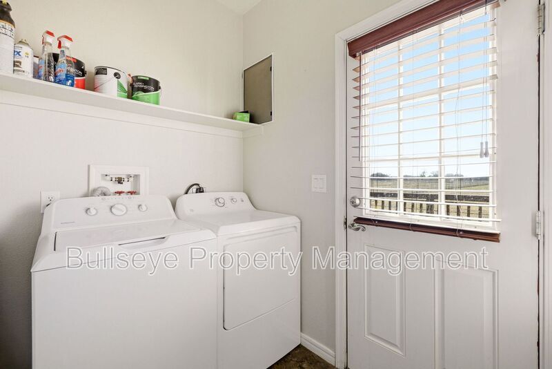 Building Photo - 313 E 1/2 St N
