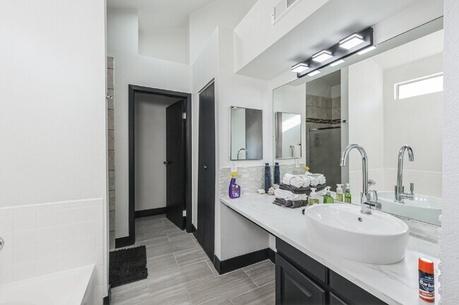 Building Photo - Beautiful Remodeled 2 Bedroom/2 Bathroom Condo is DTC!