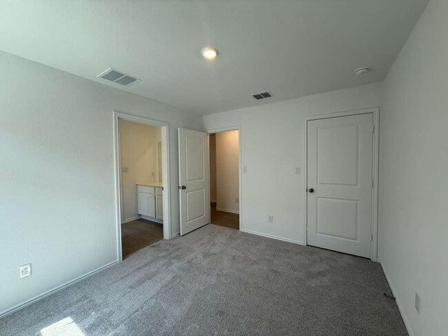 Building Photo - 623 Sormonne Lp