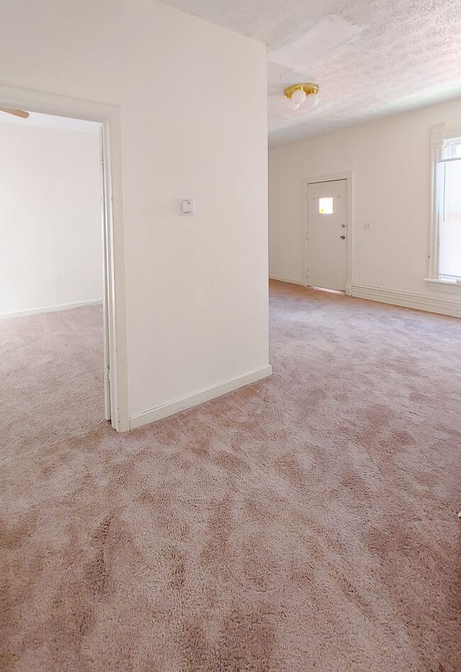 Building Photo - COMPLETELY UPDATED!! 2 bed/1 bath Close to Wexner Medical Center!