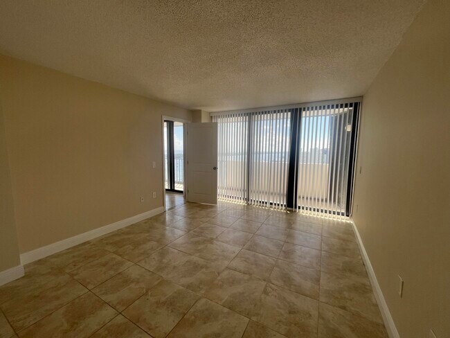 Building Photo - 5600 N Flagler Dr