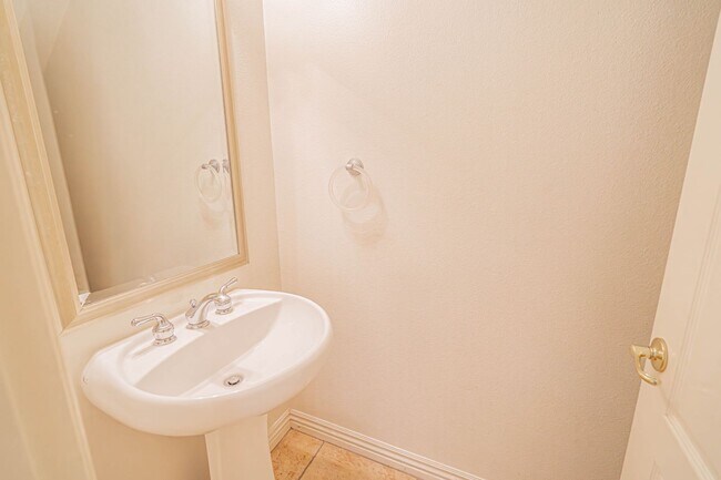 Building Photo - Bella Ventana 3 Bedroom Rental Home in Valencia!