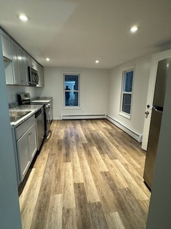 Building Photo - AVAILABLE NOW! Economical home with wood floors, Palisades Schools, laundry, gas heat