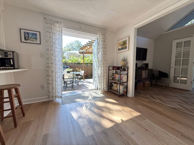 Building Photo - 2 Bedroom 2 Bath Annual Furnished Cottage ...