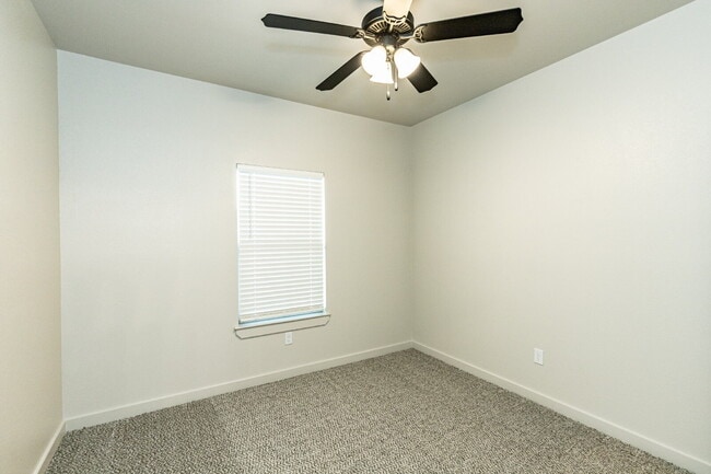Building Photo - Iron Horse 2 bedroom 2 bathroom!