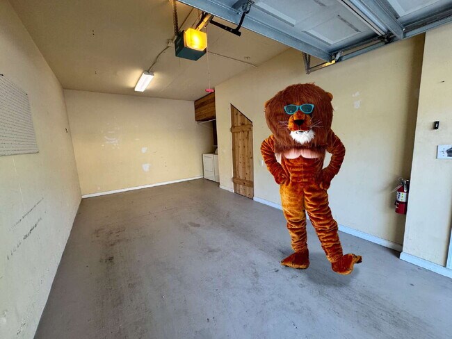 Building Photo - Las Palmas One-Bedroom townhouse with garage