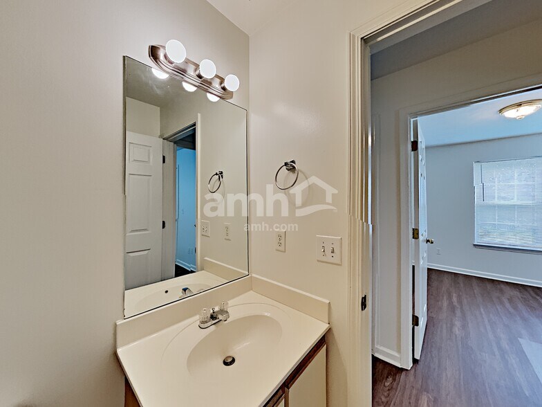 Building Photo - 1202 Larzelere Ln