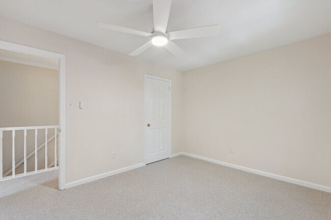Building Photo - Spacious, Renovated Townhome Near Vienna M...