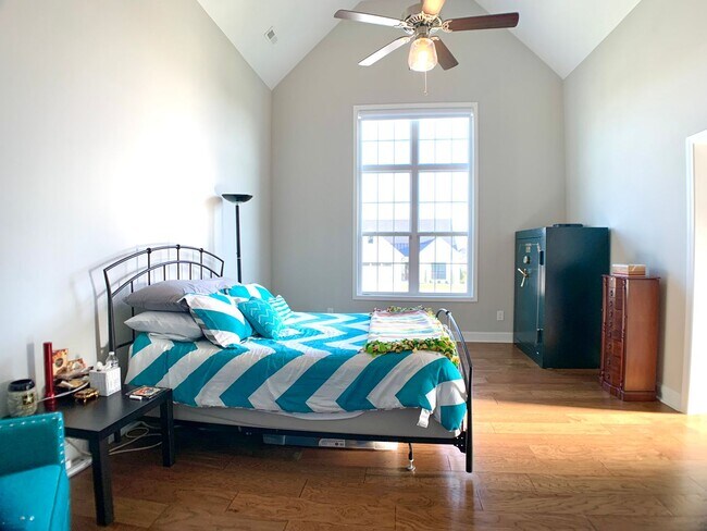 Building Photo - 585 Dexter Dr