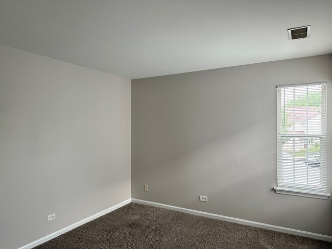 Building Photo - 179 Polaris Dr