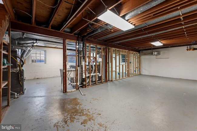 Building Photo - 641 W Country Club Dr