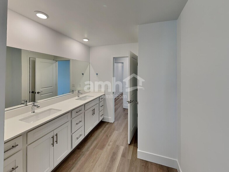 Building Photo - 9623 Harkes Dr