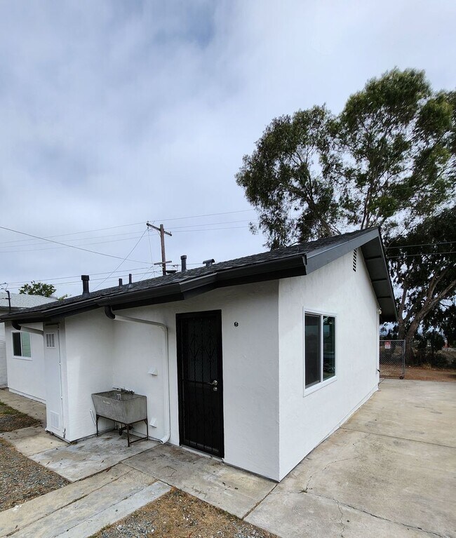 Building Photo - Golden Hill 2 bedroom 1 bath remodeled Single family Home  2595.00