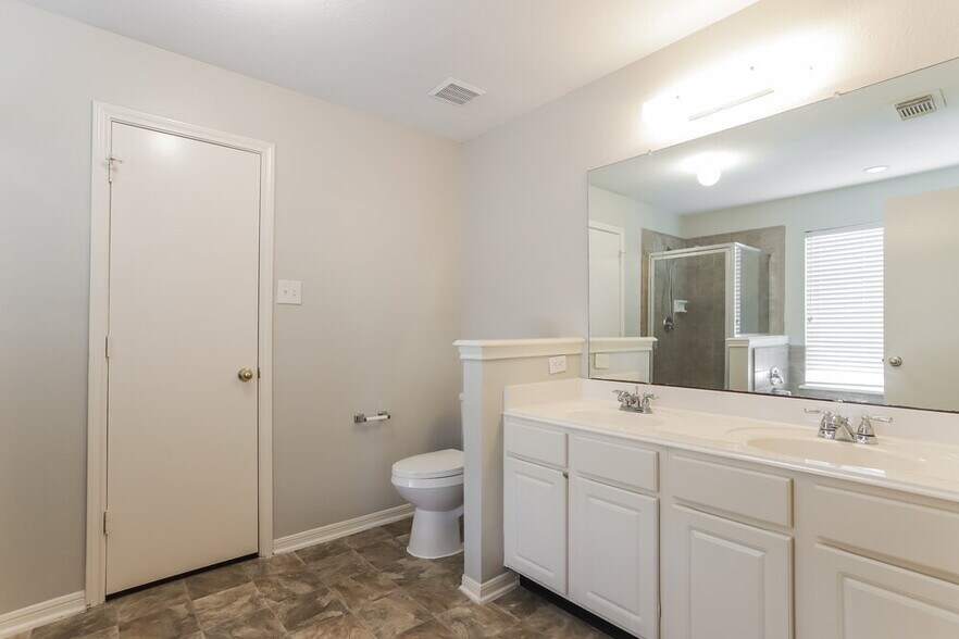 Building Photo - 3606 Evergreen Square Tr