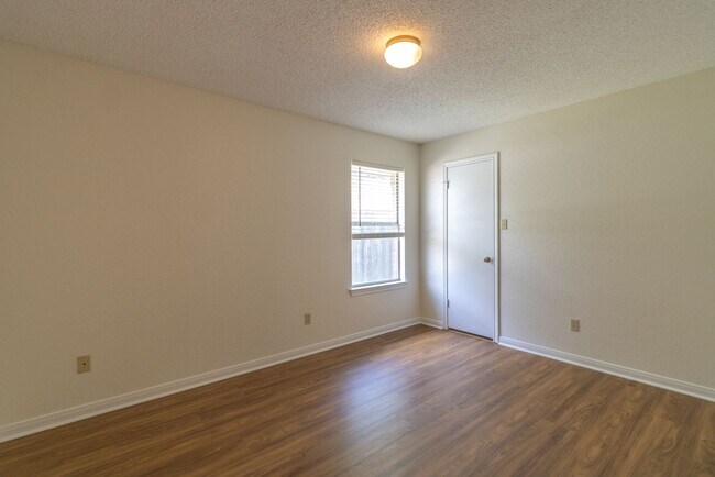 Building Photo - 2411 Raintree Path