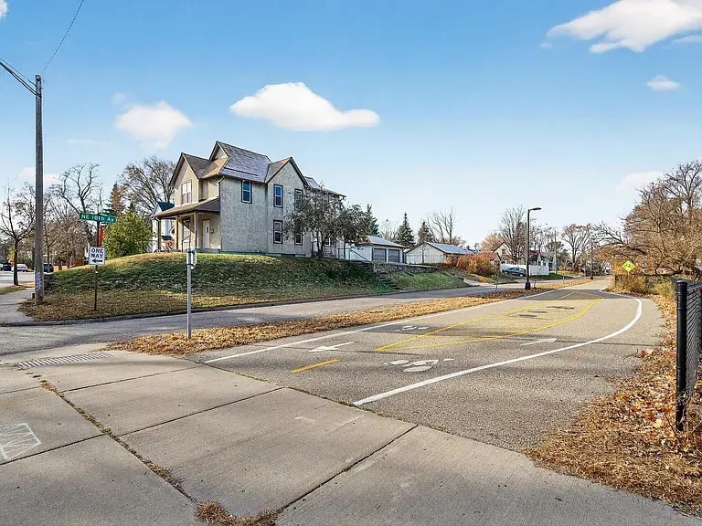 Building Photo - 1730 5th St NE