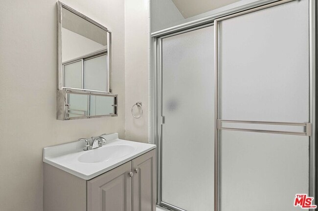 Building Photo - 15540 Moorpark St