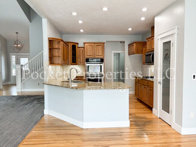 Building Photo - 874 E Forest Ridge Ct