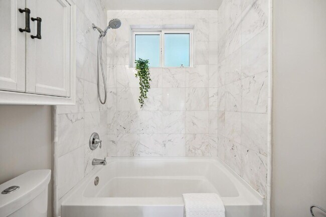 Building Photo - Beautiful 3 Bedroom 2 Bathroom Single Fami...