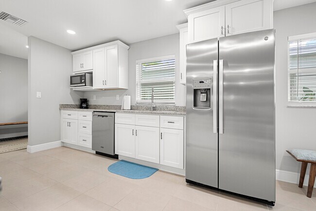 Building Photo - 1706 Plover Ave