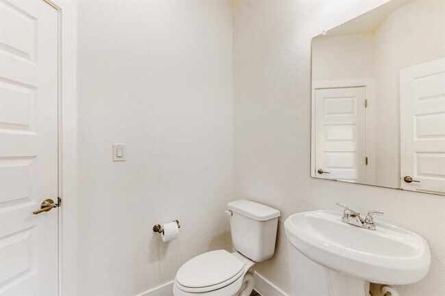 Building Photo - 401 Parkline Dr