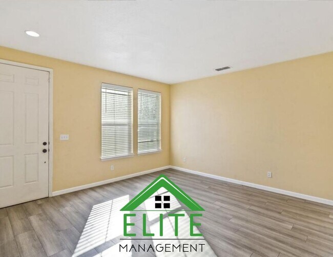 Building Photo - **Spacious 4-Bedroom, 2.5-Bath Home with L...