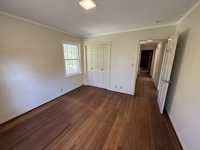 Building Photo - 565 Paris St