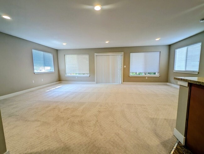 Building Photo - Lake City 3 bedroom Rambler Townhome with ...