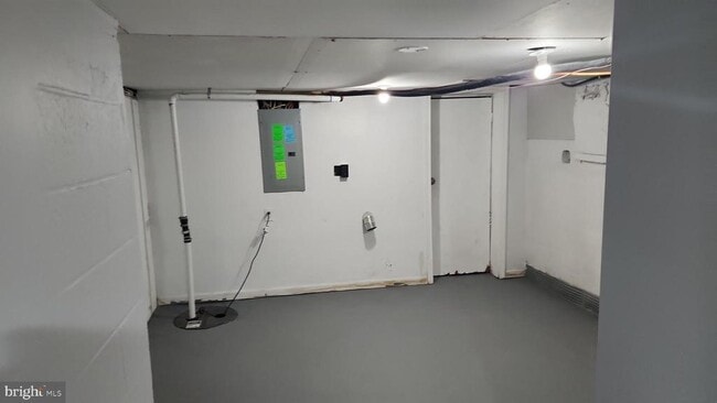 Building Photo - 805 N Kenwood Ave