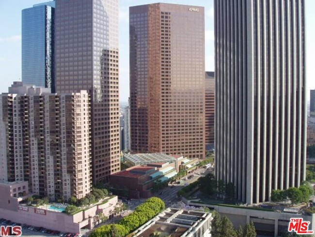 Building Photo - 800 W 1st St