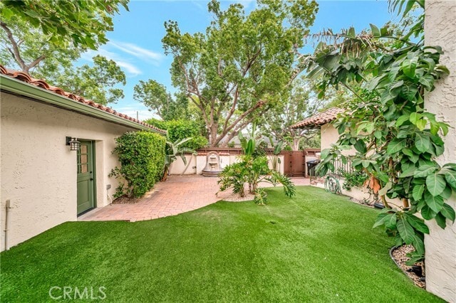 Building Photo - 546 S Beachwood Dr