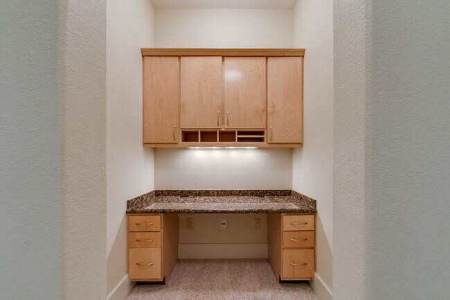 Building Photo - Green Hills/Belmont 2-Bed/2-Bath w/ Garage!
