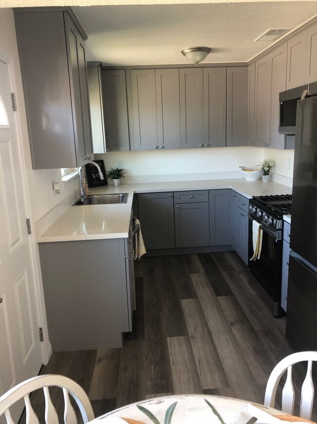 Building Photo - Remodeled Single Family Home!