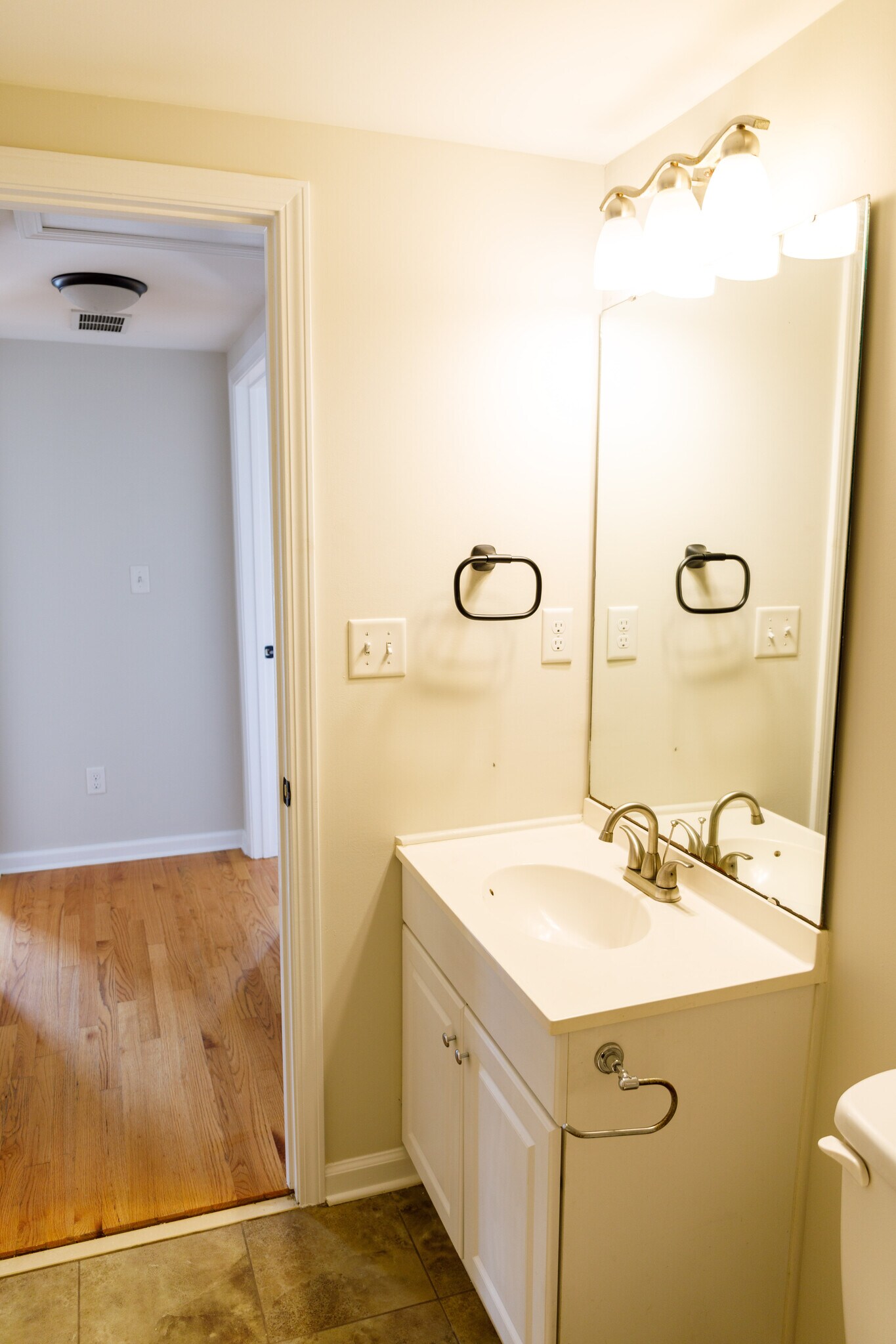 Building Photo - 116 America St