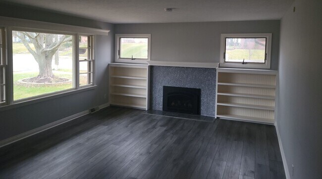 Building Photo - 3-Bedroom/2.5-Bath, Great Neighborhood