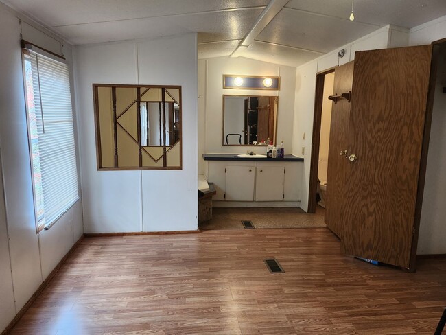 Building Photo - Newly Remodeled Mobile Home