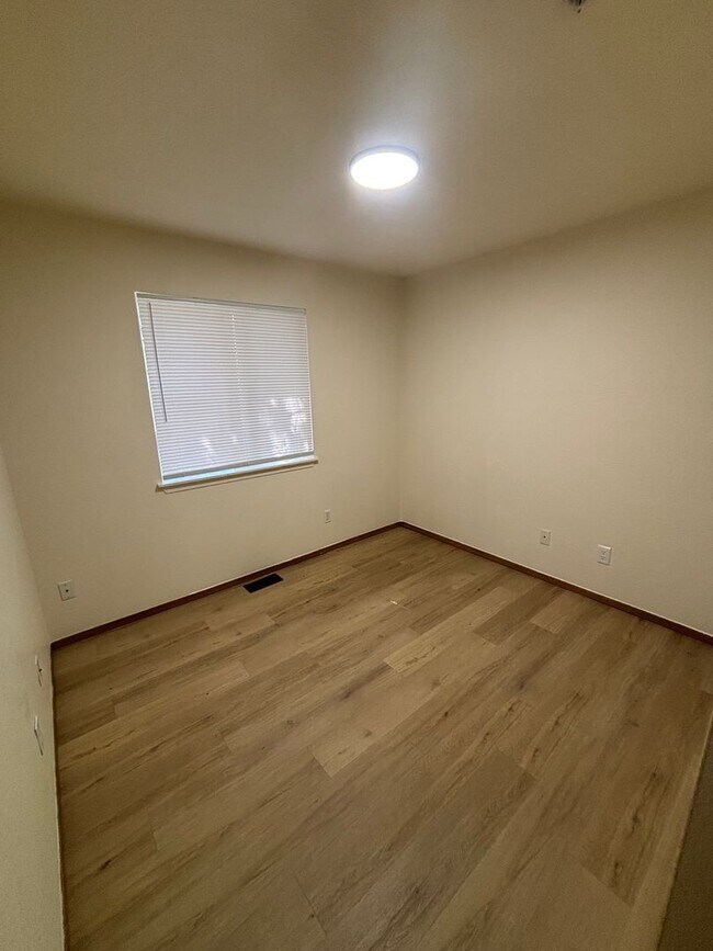 Building Photo - 211 N Lava