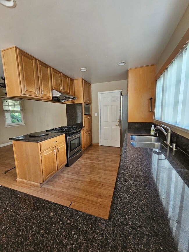 Building Photo - DELIGHTFUL 3 Bed/2 Bath Home in Fremont - ...