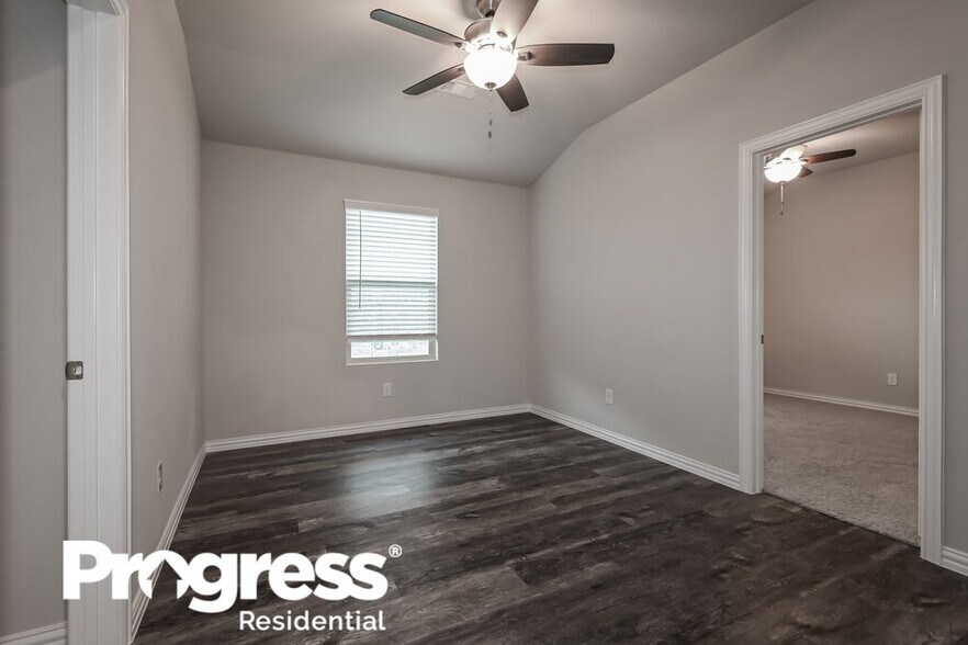 Building Photo - 1331 Black Canyon Ave