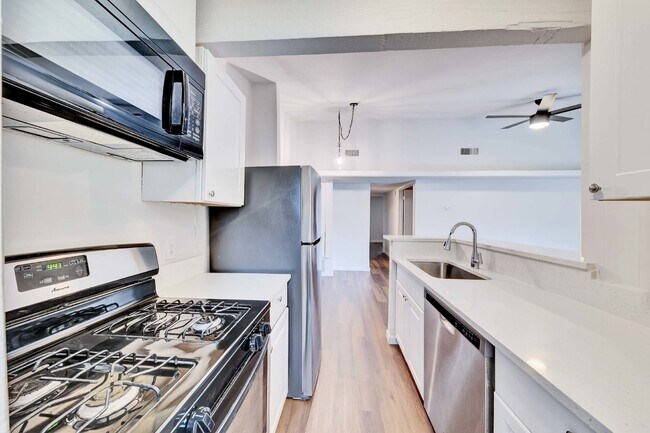 Building Photo - "Charming 2 Bed Apartment in Austin, TX wi...