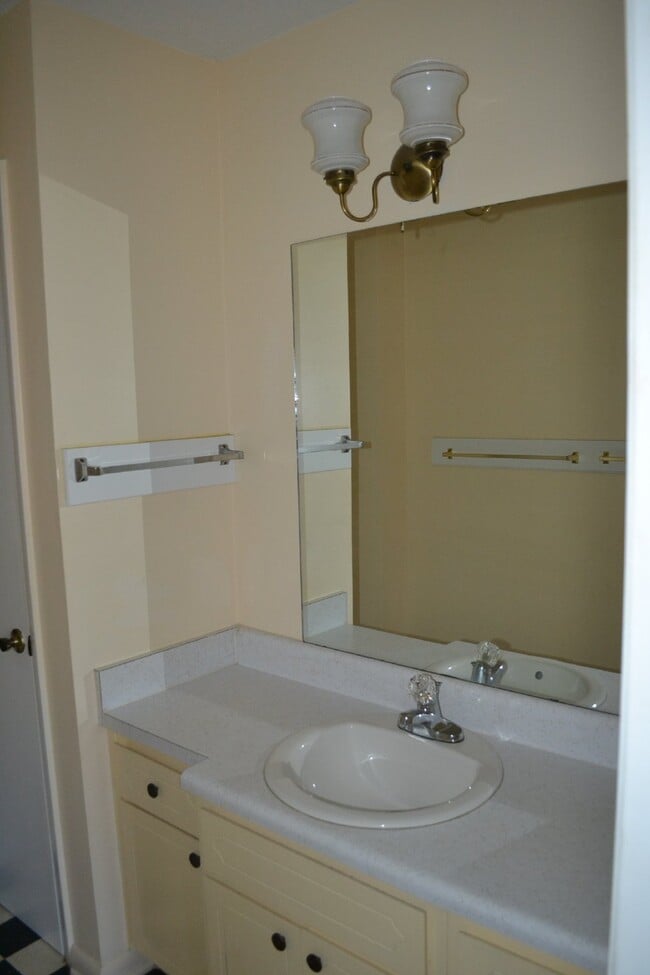 Building Photo - Home For Rent