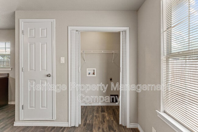 Building Photo - 315 Pool Dr