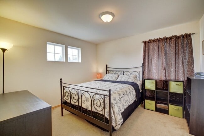 Building Photo - Beautiful home on corner lot!
