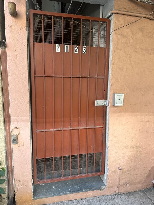 Building Photo - Newly Renovated Studio Apartment in the Heart of Waikiki!!!