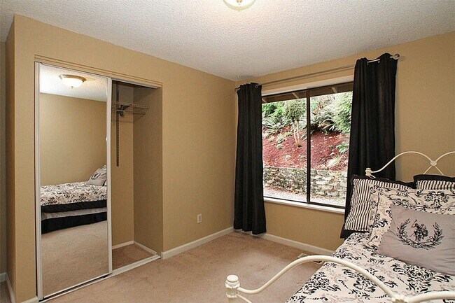 Building Photo - 4bd/2.5ba Bellevue Home