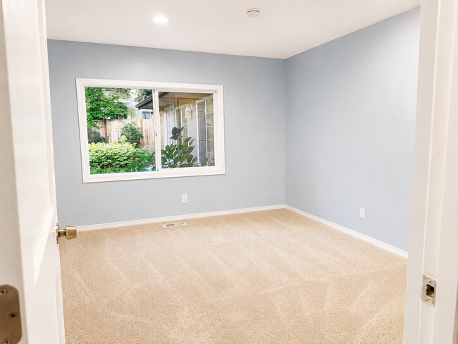 Building Photo - Beautifully Remodeled Home in Prime Kirkland Location | Designer Finishes | Spacious Layout | Top...