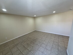 Building Photo - Freshly Painted 2-Bed with Remodeled Kitchen & Open Layout